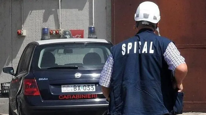 Un'ispezione dello Spisal dopo un infortunio sul lavoro (foto di archivio)