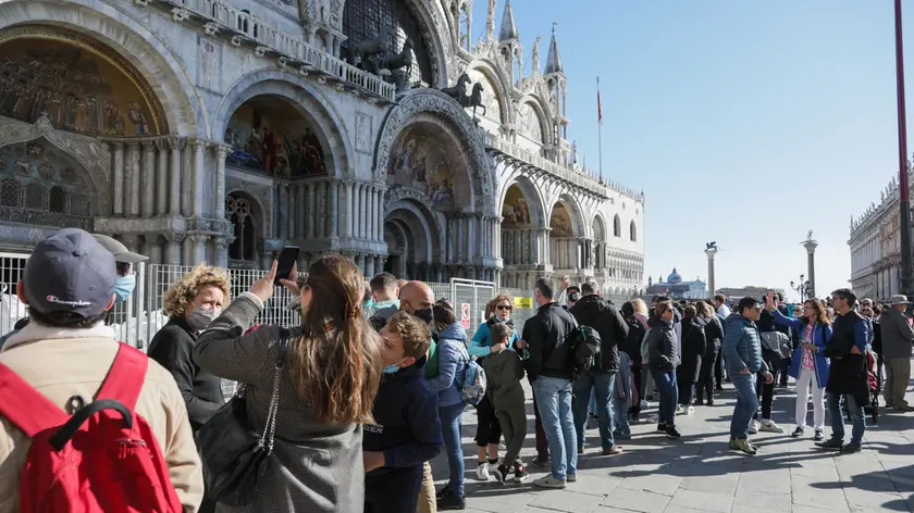 Turisti in coda per l'entrata in Basilica di San Marco