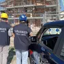 I carabinieri durante il controllo a un cantiere