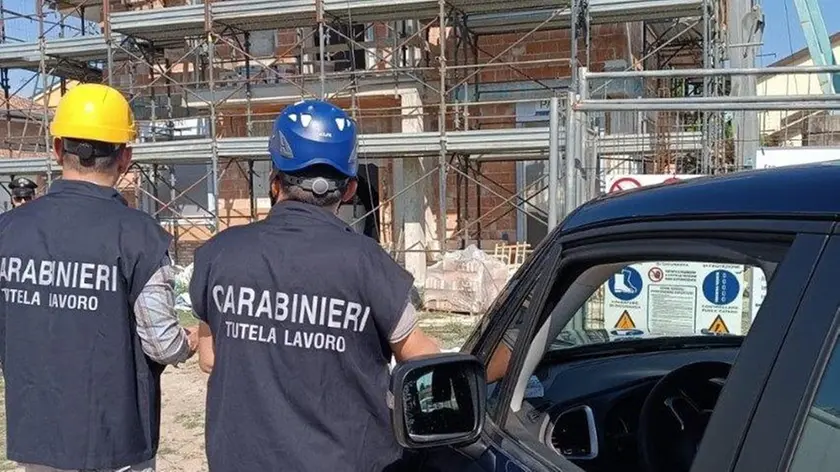 I carabinieri durante il controllo a un cantiere
