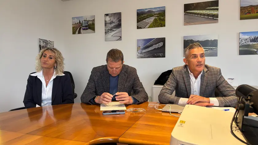 I vertici di Dolomitibus: Martina Moritsch, Gabriele Mariani e il vicesindaco di Belluno Paolo Gamba
