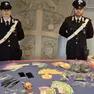 La droga e i soldi sequestrati dai carabinieri