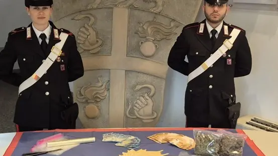 La droga e i soldi sequestrati dai carabinieri