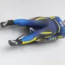 Un'atleta dello slittino mentre scende lungo il tracciato dello Sliding centre