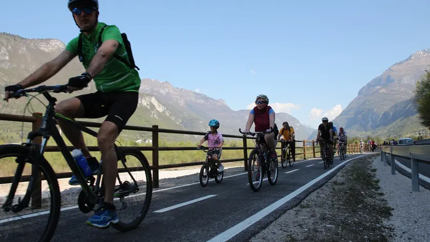 Ciclisti sulla Venezia Monaco tra Soverzene e Soccher