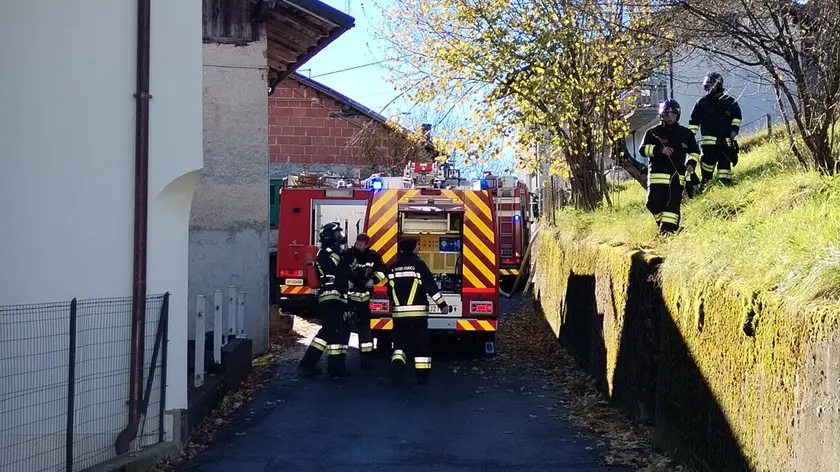 L'intervento dei vigili del fuoco sull'incendio avvenuto nella frazione lamonese di Pezzè