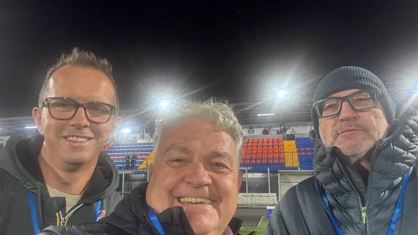 Paolo Sanniti tra il vice presidente Nicola Giusti e il patron Dario Cremonese