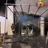 Il pulmino distrutto dalle fiamme a Fastro