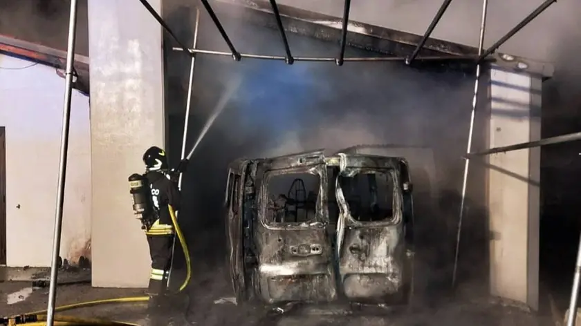 Il pulmino distrutto dall'incendio a Fastro (Foto vigili del fuoco)