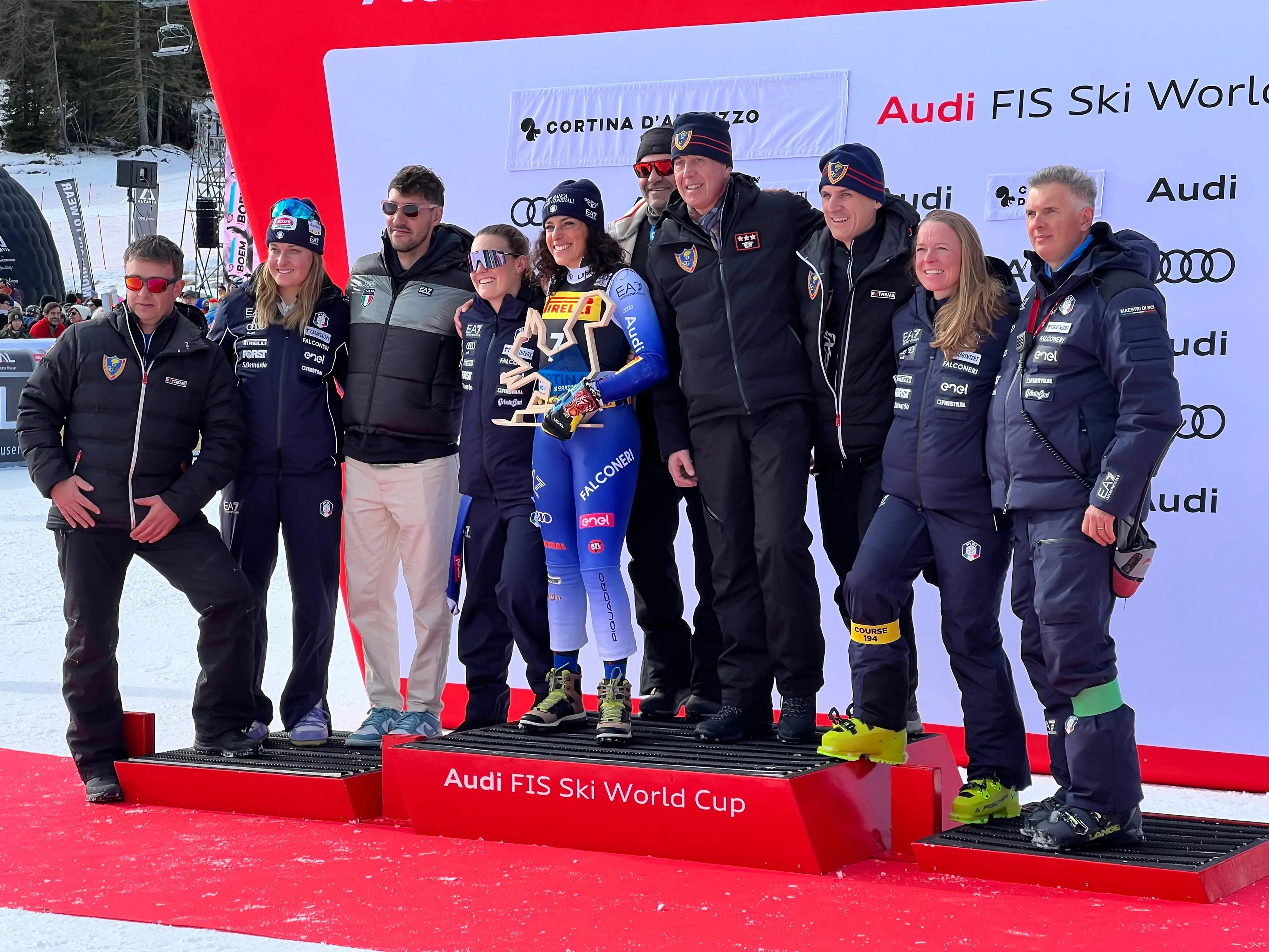 Giovanni Feltrin (primo da destra) sul podio con Federica Brignone