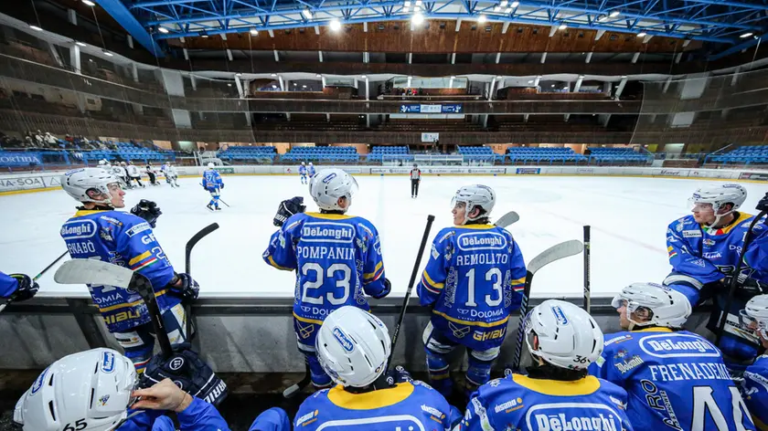 La panchina del Cortina Hafro con lo stadio Olimpico sullo sfondo