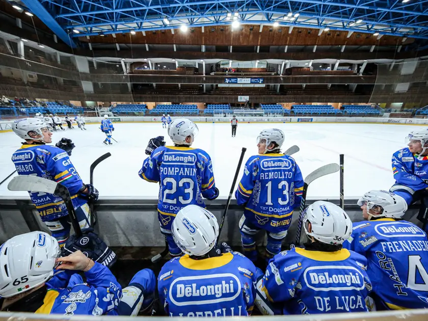 La panchina del Cortina Hafro con lo stadio Olimpico sullo sfondo