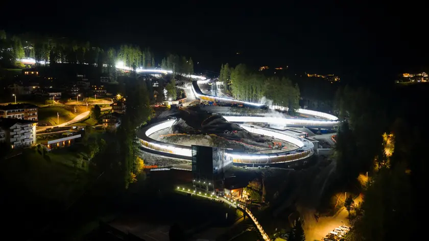 La pista da bob, skeleton e slittino di Cortina d’Ampezzo illuminata a giorno
