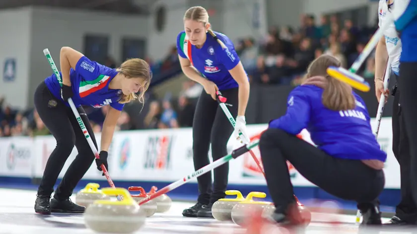 Marta Lo Deserto in azione con la maglia della Nazionale italiana di curling