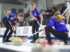 Marta Lo Deserto in azione con la maglia della Nazionale italiana di curling