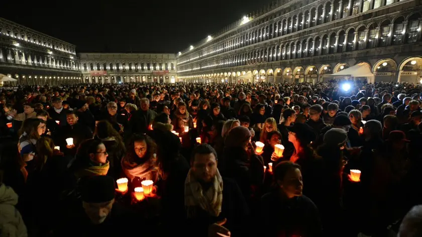 Venezia 18.11.2015 - Fiaccolata in piazza San Marco per ricordare Valeria Solesin, la ragazza veneziana uccisa nell'attentato al Bataclan di Parigi, venerdì scorso. Alla manifestazione spontanea hanno partecipato circa settemila veneziani.