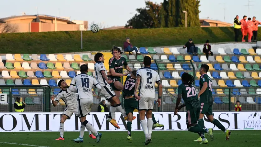 Una fase della partita fra Dolomiti Bellunesi e Cittadella (Foto Beppe De Zanet)