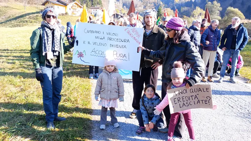 Un'immagine della marcia di residenti e ambientalisti