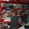 Feltre: Volontarie della Caritas al lavoro nel centro di distribuzione degli abiti