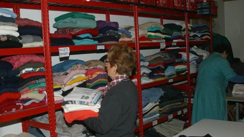 Feltre: Volontarie della Caritas al lavoro nel centro di distribuzione degli abiti