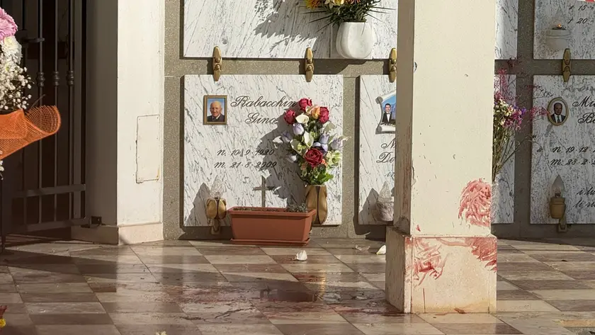 Il luogo dell'accoltellamento e il sangue della vittima (foto Pietro Cesaro)