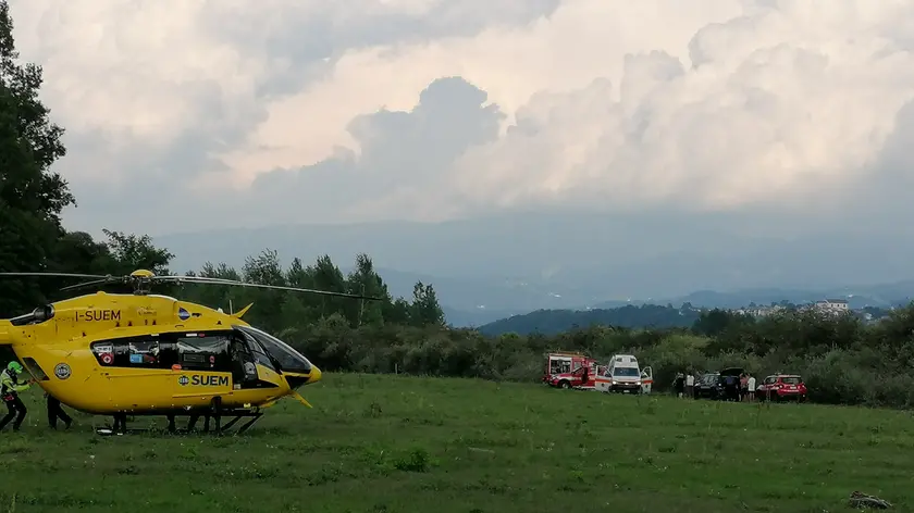 Un intervento dell'elicottero del Suem coordinato con il soccorso alpino