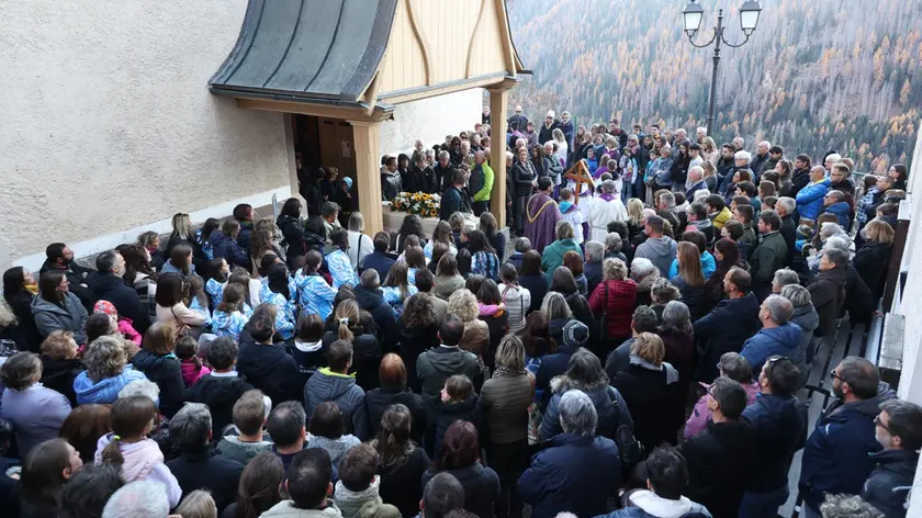 Folla ai funerali dell'albergatrice Lara De Cassan