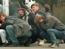 Un soldato delle forze speciali bosniache risponde al fuoco dei cecchini durante l’assedio a Sarajevo