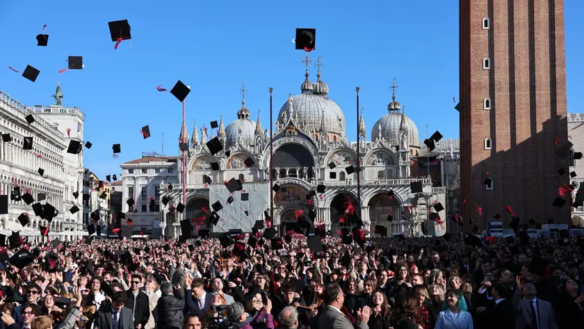 Festa di laurea in Piazza San Marco (fotoservizio Buso/Interpress)
