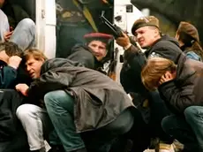 Sarajevo durante l'assedio (1992-'96): un soldato risponde a un cecchino tra la gente terrorizzata