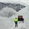 Un mezzo sgombraneve in azione nel Bellunese