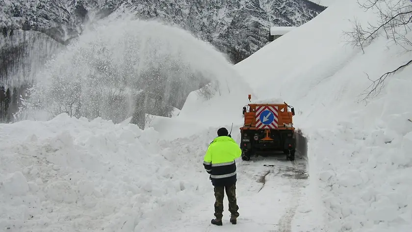 Un mezzo sgombraneve in azione nel Bellunese