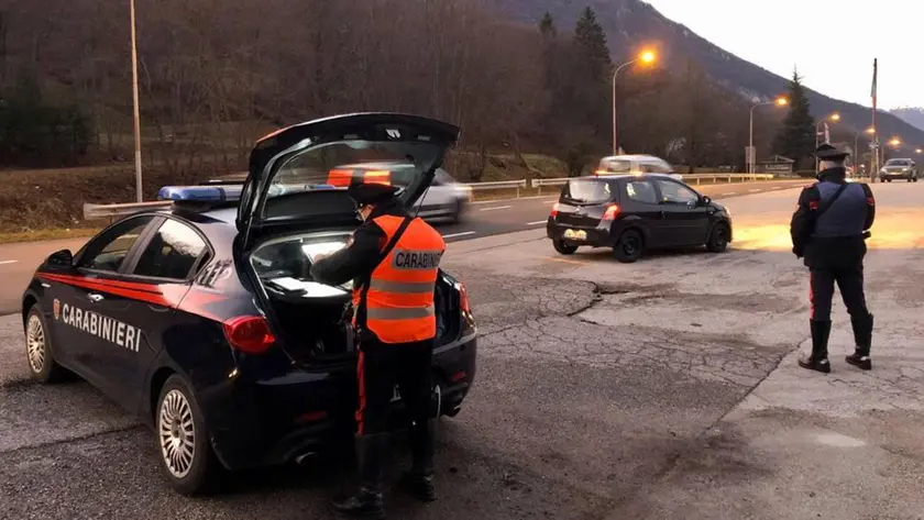 Una pattuglia dei carabinieri durante un posto di blocco
