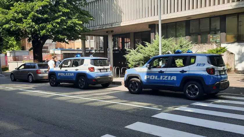 Pattuglie della polizia davanti al palazzo di giustizia di Belluno