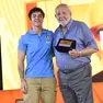 Aldo Bernardi premiato dall'azzurra Alyssa D'Incà alla Festa dello sport del Corriere