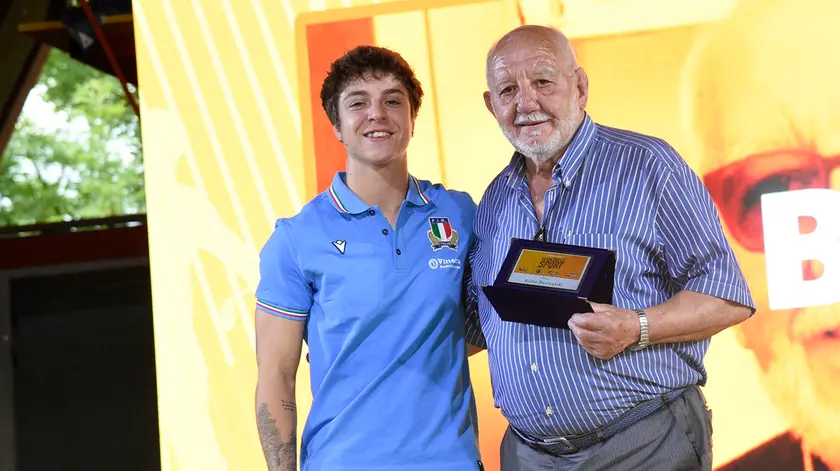 Aldo Bernardi premiato dall'azzurra Alyssa D'Incà alla Festa dello sport del Corriere