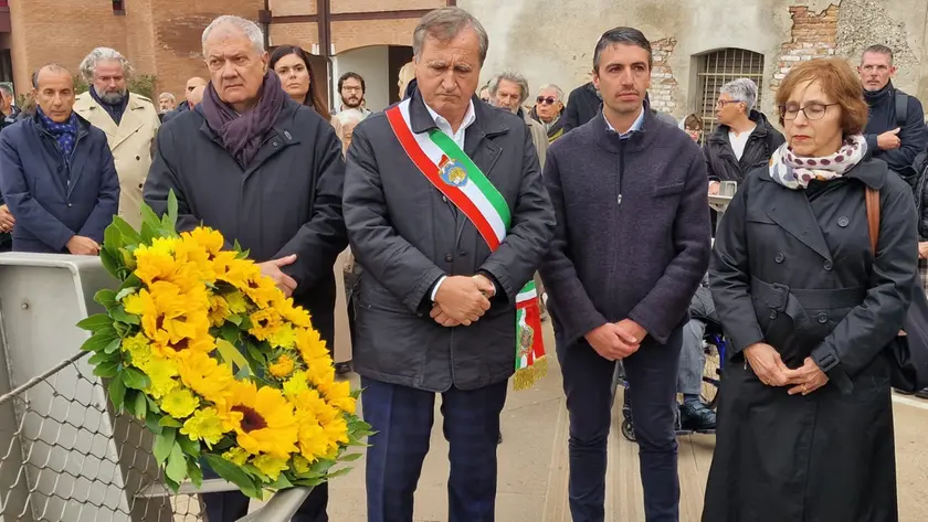 La corona di fiori in memoria di Valeria Solesin