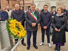 La corona di fiori in memoria di Valeria Solesin