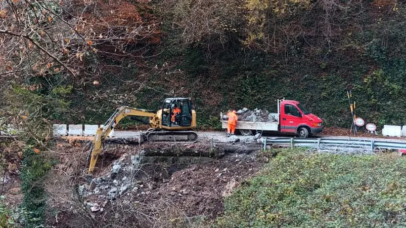 I mezzi al lavoro per sistemare la strada