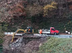 I mezzi al lavoro per sistemare la strada
