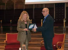 La consegna del premio a Francesca Russo da parte di Andrea Ferrero, vicepresidente del Cicap. Foto Angenzia Bianchi
