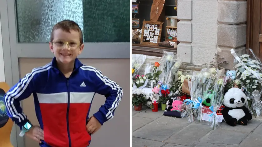 Il piccolo Giovanni Trame e i fiori e peluche lasciati all’esterno dello stabile di piazza Marconi 3 a Muggia, teatro del delitto (Lasorte)