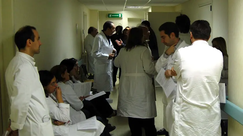 Medici in una corsia di un ospedale