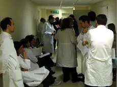 Medici in una corsia di un ospedale