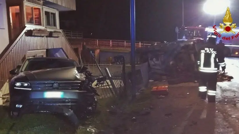 L'auto ribaltata e i danni provocati dall'incidente a Valle di Cadore