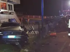 L'auto ribaltata e i danni provocati dall'incidente a Valle di Cadore