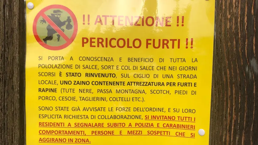 Il cartello appeso a Salce per avvertire la popolazione di fare attenzione
