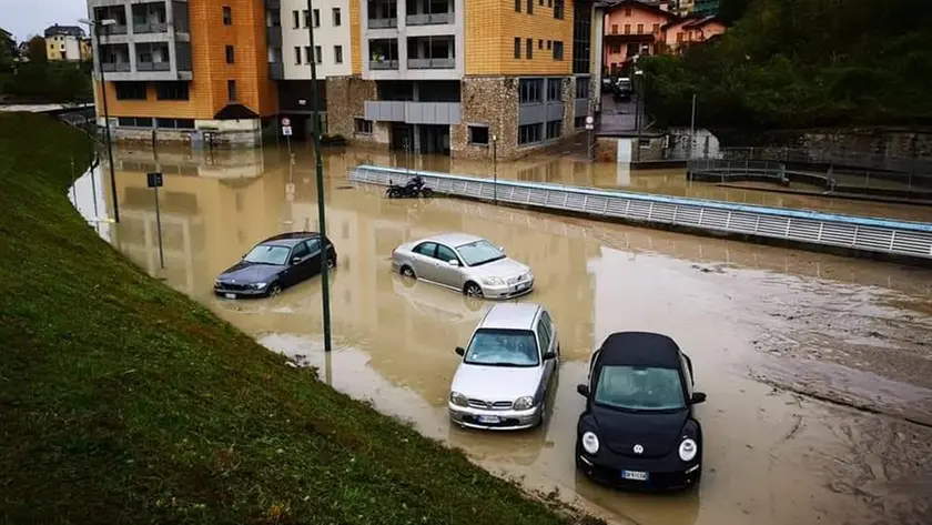 Un parcheggio allagato dopo il passaggio di Vaia