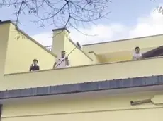 I ragazzini mentre gettano sassi e scope addosso alle forze dell'ordine