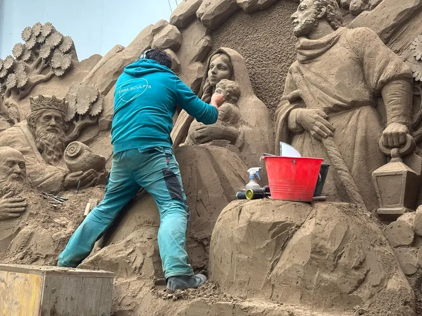 Un particolare dei lavori per la realizzazione della Sand Nativity (foto Bortoluzzi)